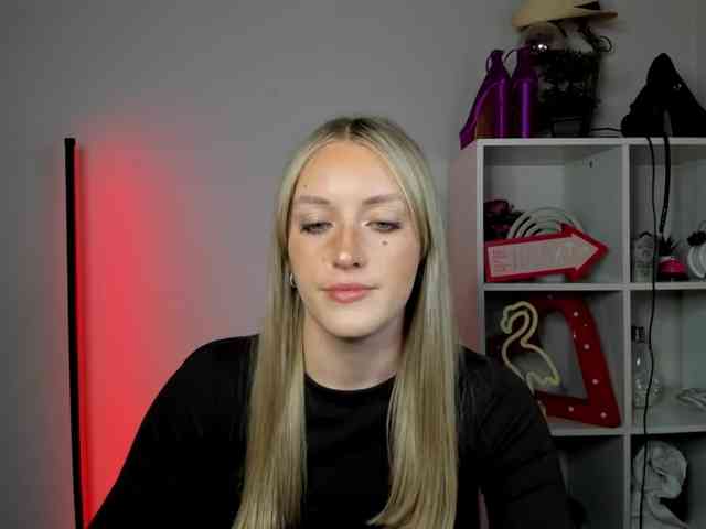 EvelynBlond26 webcam