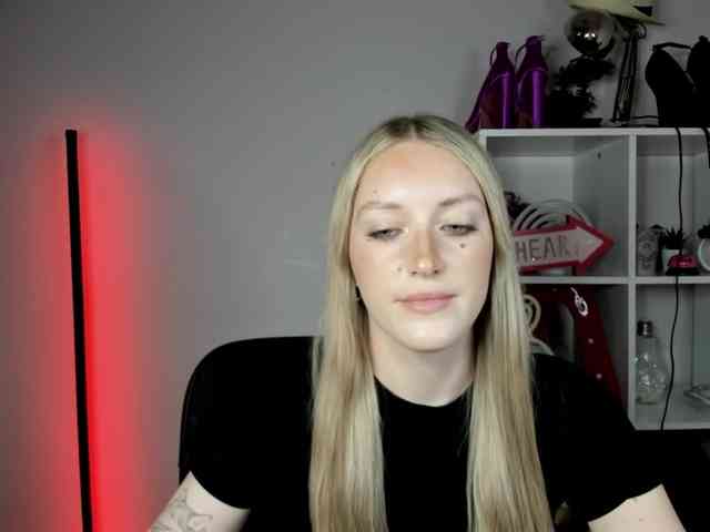 EvelynBlond26 webcam