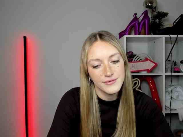 EvelynBlond26 webcam