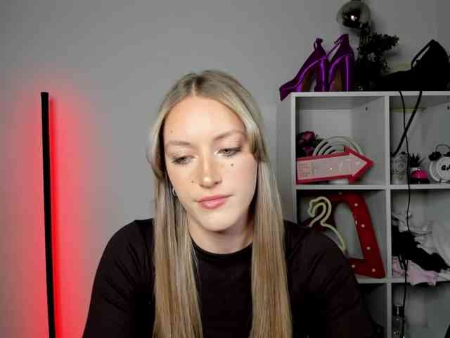 EvelynBlond26 webcam