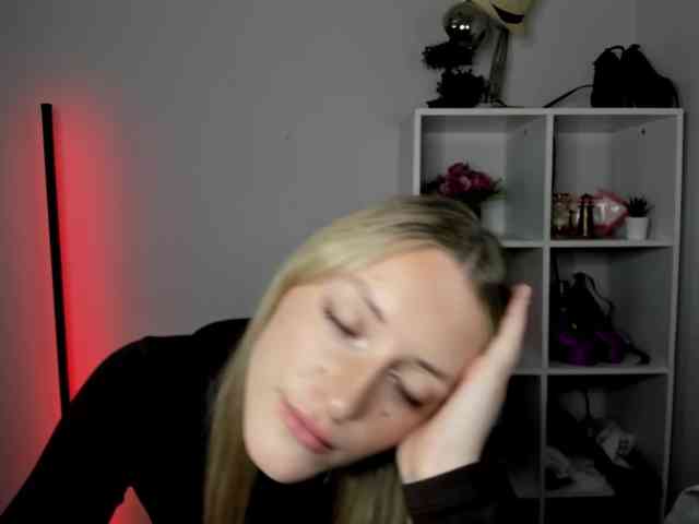 EvelynBlond26 webcam