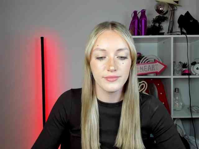 Model: EvelynBlond26