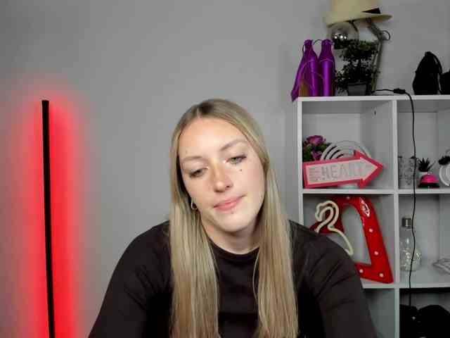 EvelynBlond26 webcam