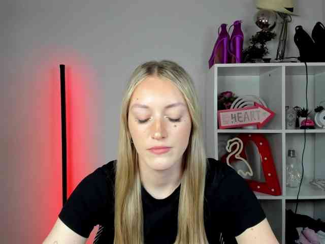 EvelynBlond26 webcam