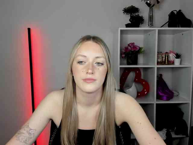 EvelynBlond Live Webcam on BongaCams