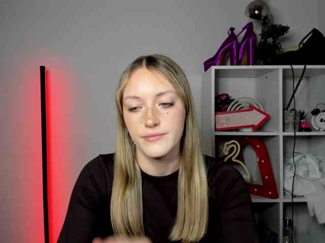 EvelynBlond26 webcam