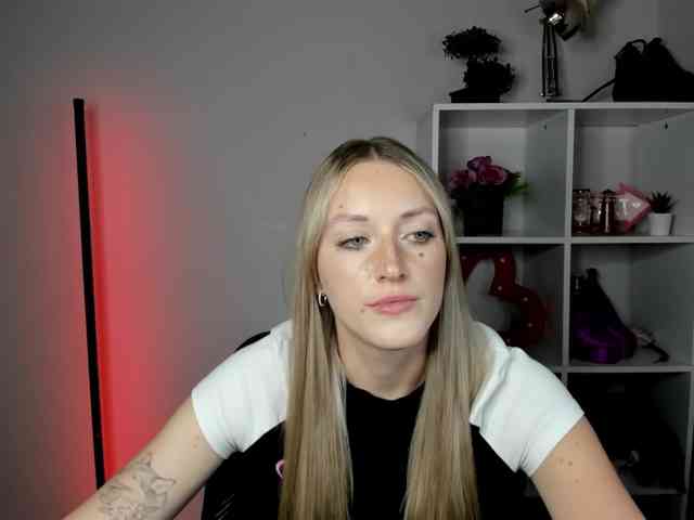 EvelynBlond26 webcam
