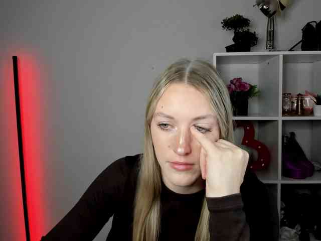 EvelynBlond26 webcam