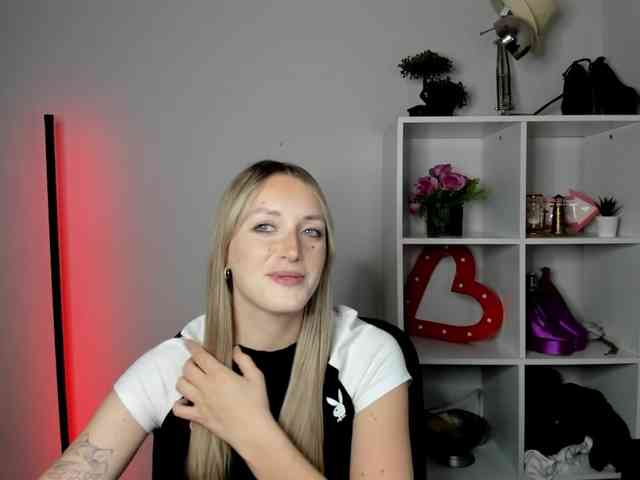 EvelynBlond26 webcam