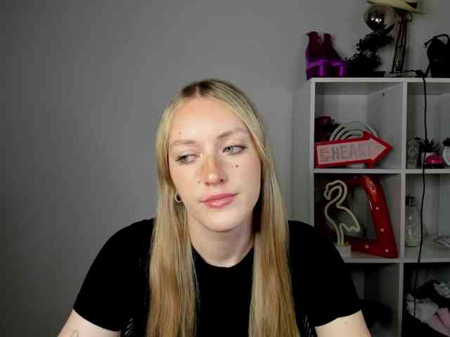 EvelynBlond26 webcam