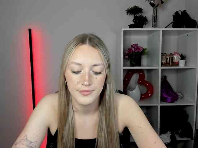 EvelynBlond26 webcam