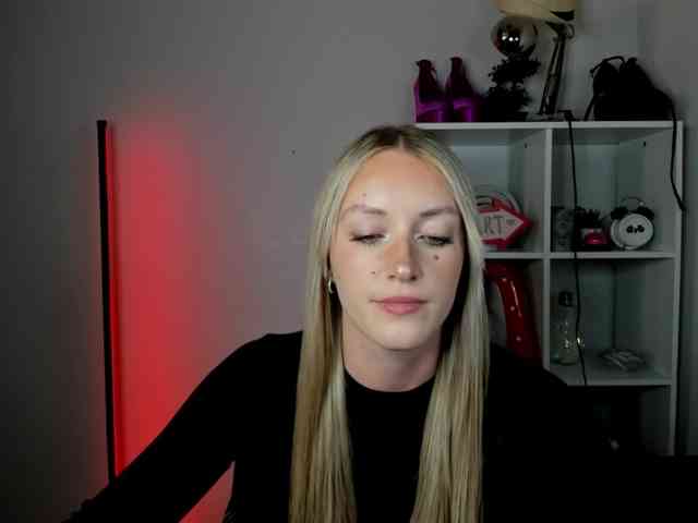 Model: EvelynBlond26