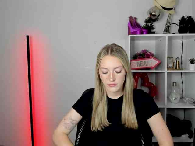 EvelynBlond26 webcam