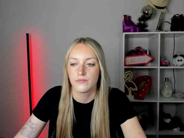 EvelynBlond26 webcam