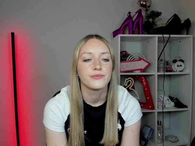 EvelynBlond26 webcam