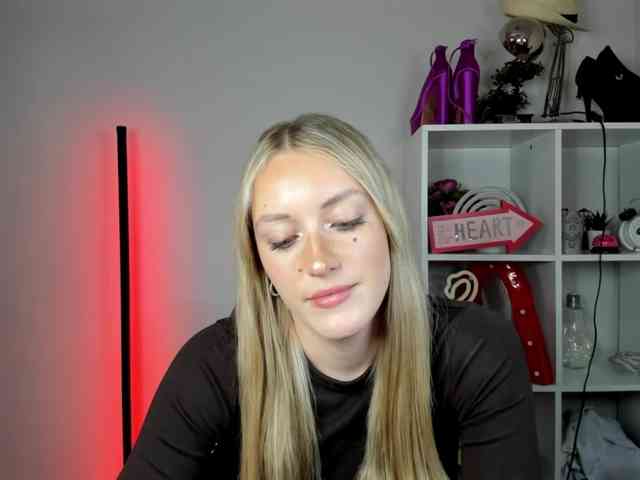 EvelynBlond26 webcam