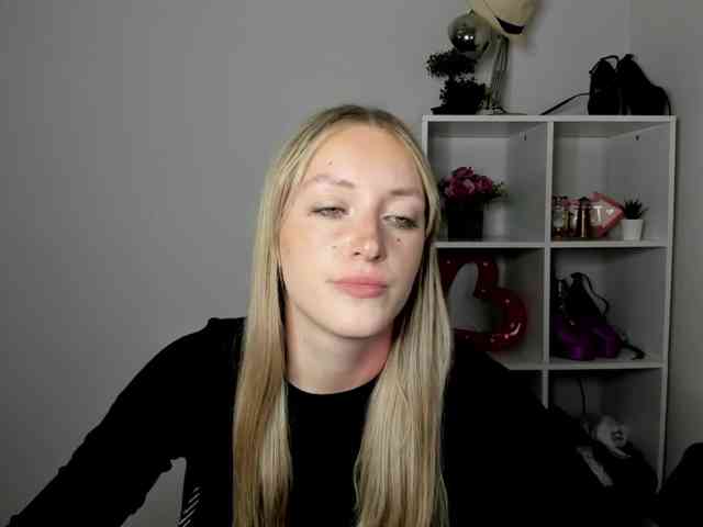 EvelynBlond26 webcam