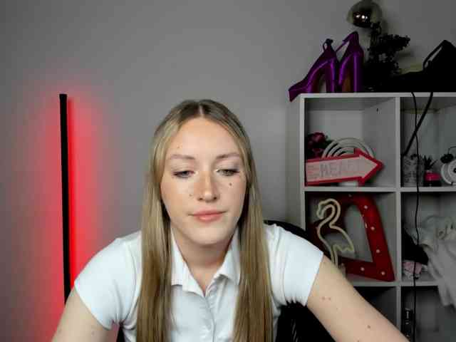 EvelynBlond26 webcam