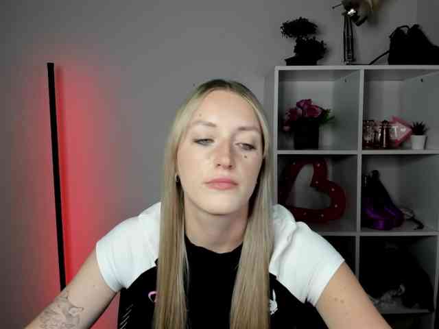 EvelynBlond26 webcam
