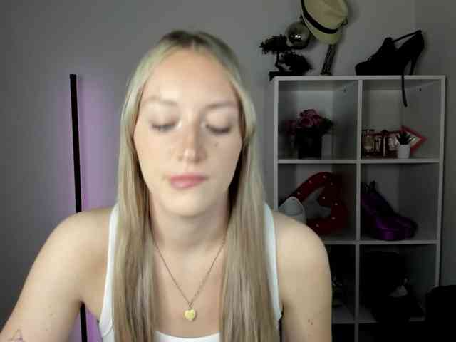 EvelynBlond26 webcam