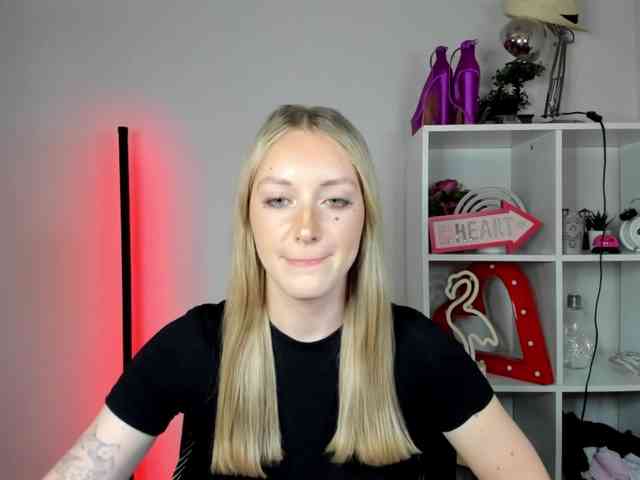EvelynBlond26 webcam