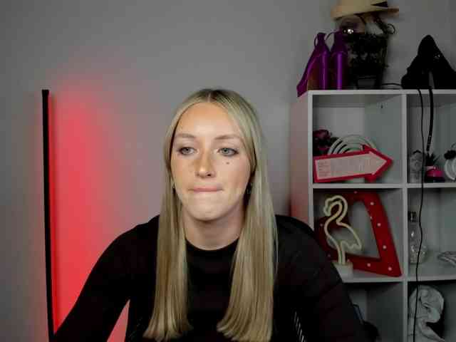 EvelynBlond26 webcam