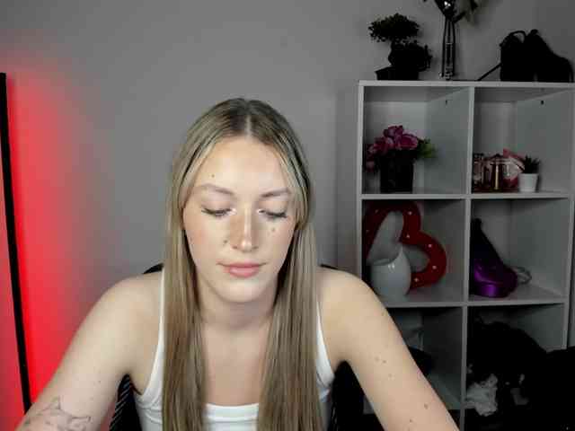 EvelynBlond26 webcam