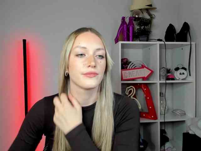 EvelynBlond26 webcam