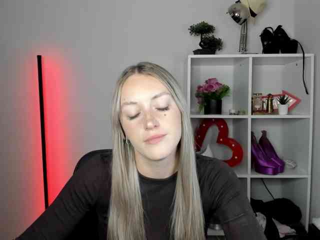 Model: EvelynBlond26