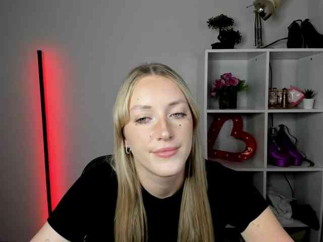 EvelynBlond26 webcam