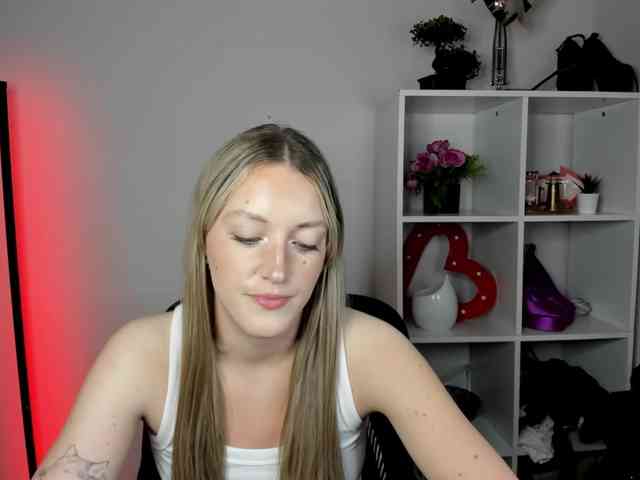 EvelynBlond26 webcam