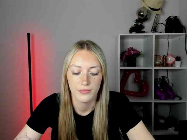 Model: EvelynBlond26