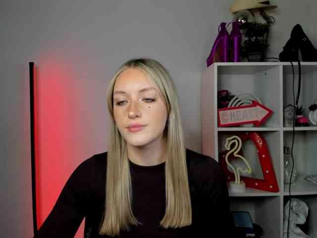 EvelynBlond26 webcam
