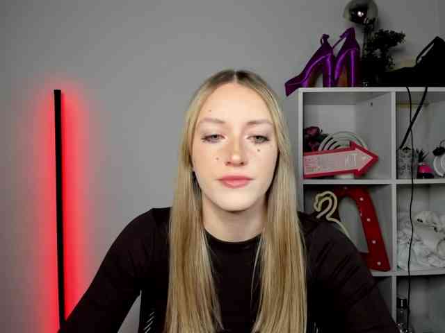 EvelynBlond26 webcam