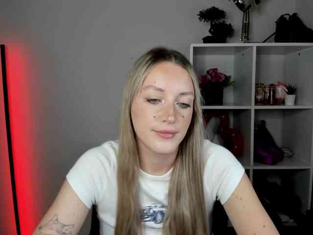 EvelynBlond26 webcam