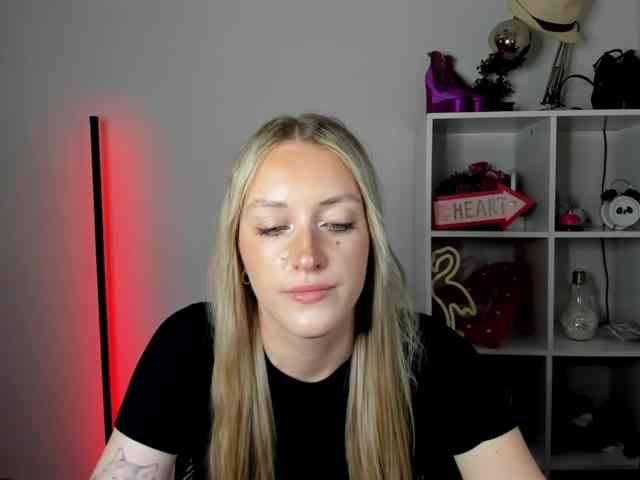 EvelynBlond26 webcam