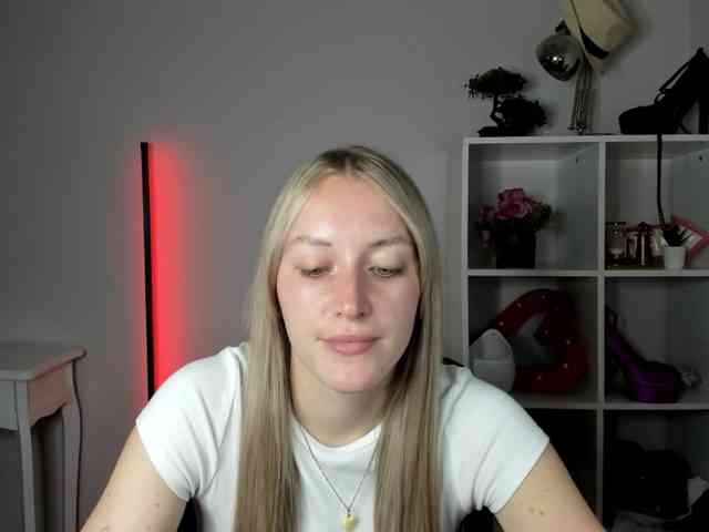 EvelynBlond26 webcam
