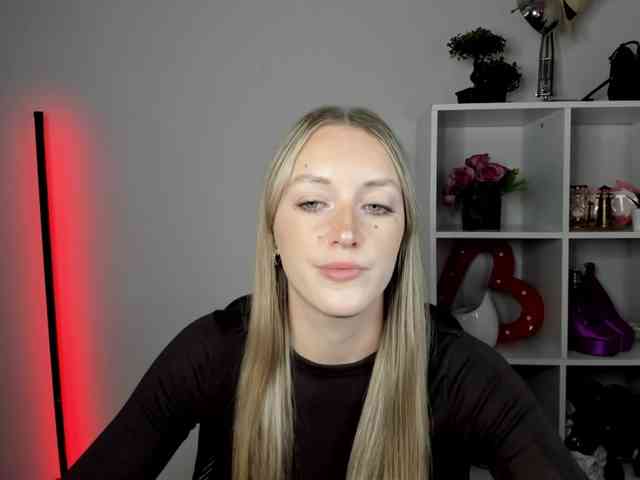 Model: EvelynBlond26
