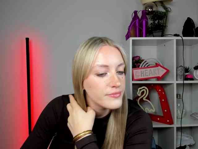 EvelynBlond26 webcam