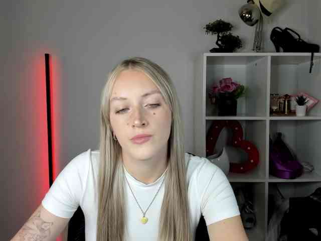EvelynBlond26
