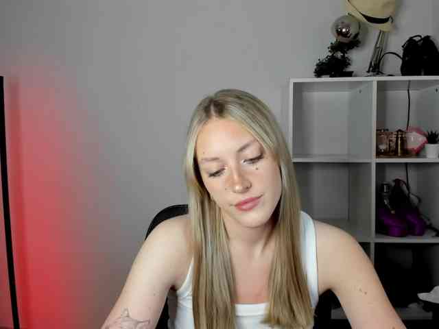 EvelynBlond26 webcam