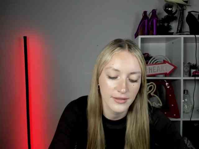 EvelynBlond26 webcam