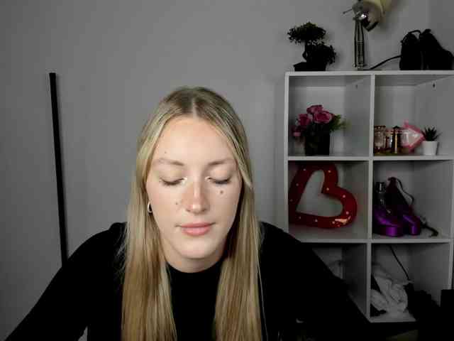 EvelynBlond26 webcam