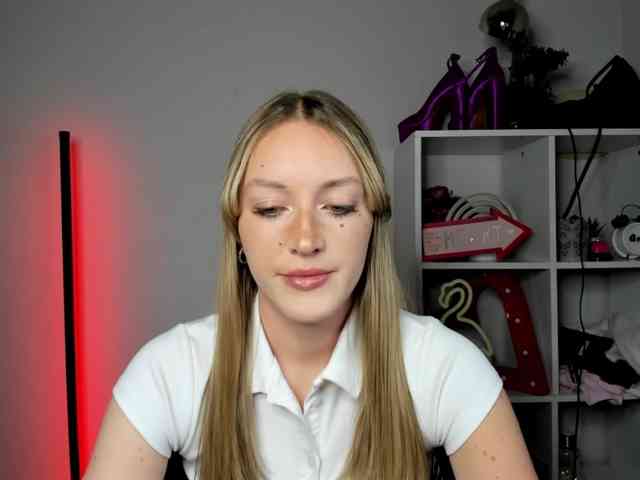 EvelynBlond26 webcam