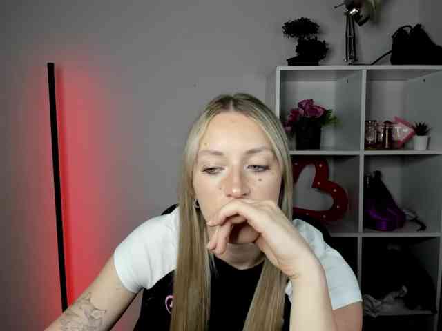 EvelynBlond26 webcam