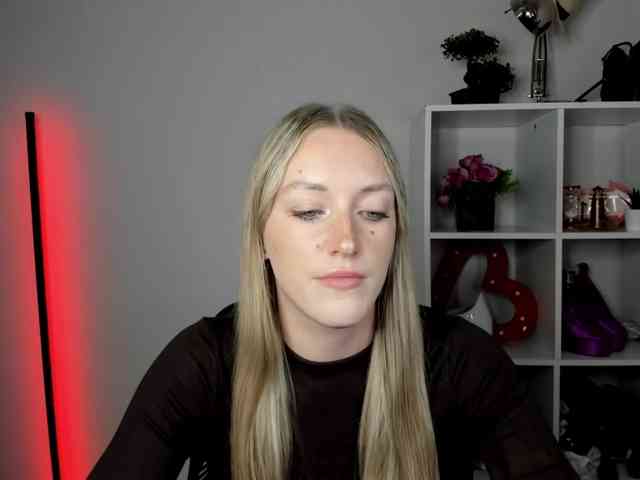 EvelynBlond26 webcam