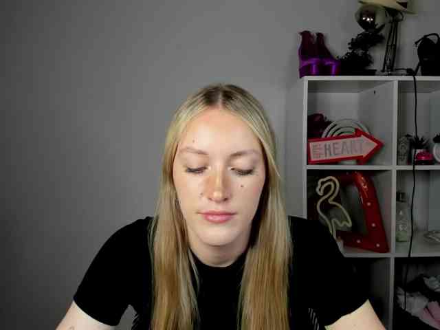 EvelynBlond26 webcam
