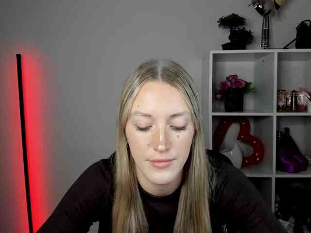 EvelynBlond26 webcam