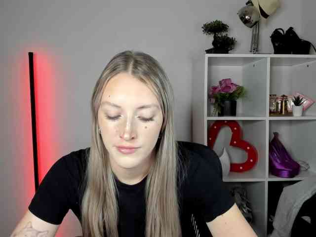 EvelynBlond Live Webcam on BongaCams