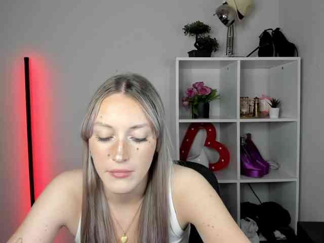 EvelynBlond26 webcam